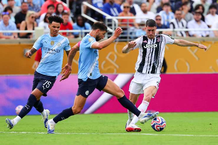 Dusan Vlahovic in azione contro il City