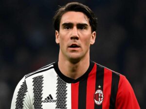 Dusan Vlahovic con la maglia a metà fra Juventus e Milan, foto generata con AI
