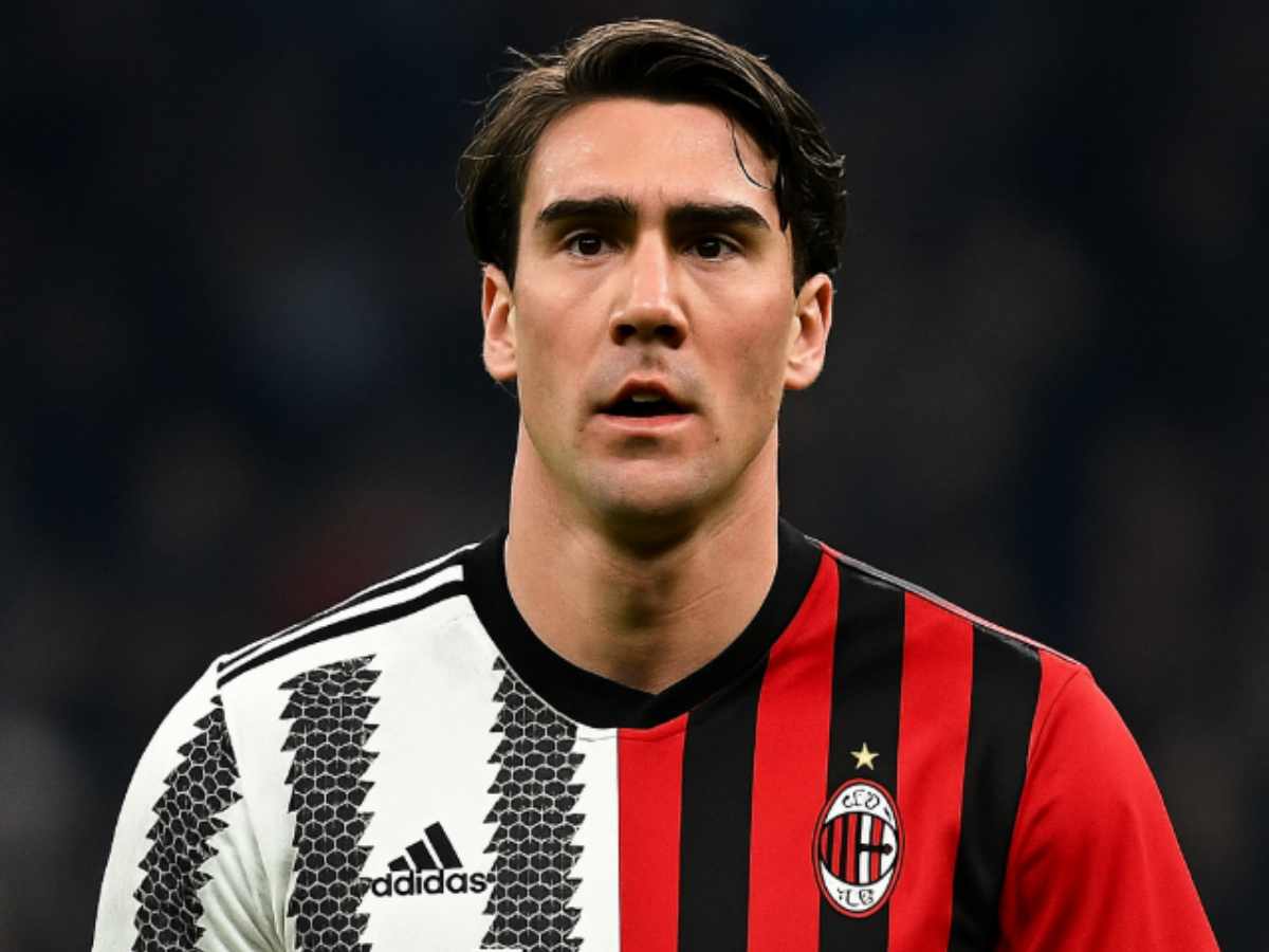 Dusan Vlahovic con la maglia a metà fra Juventus e Milan, foto generata con AI