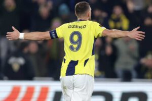 Edin Dzeko esulta con la maglia del Fenerbahce