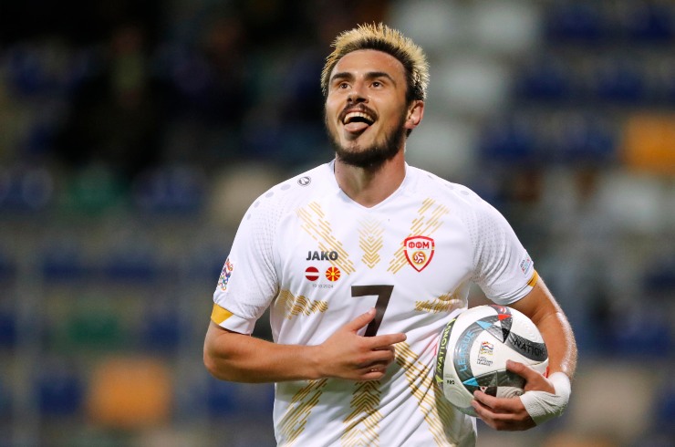 Elmas esulta con la maglia della Macedonia 