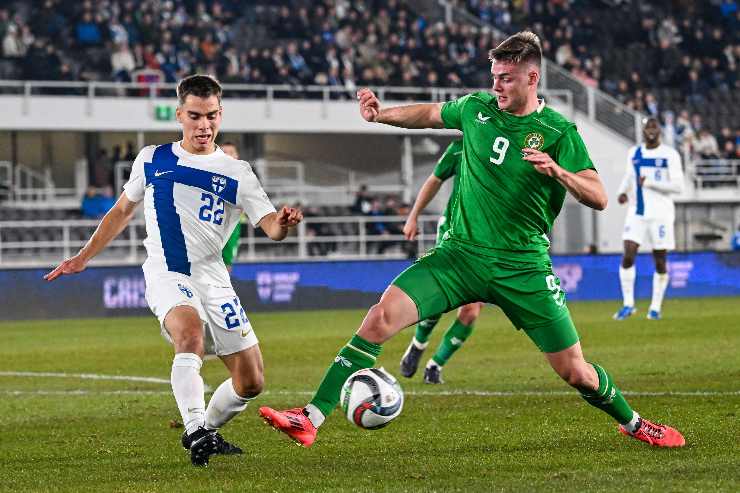 Evan Ferguson in azione con la maglia dell'Irlanda