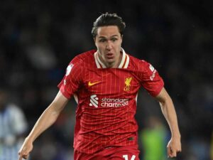 Federico Chiesa in azione con la maglia del Liverpool
