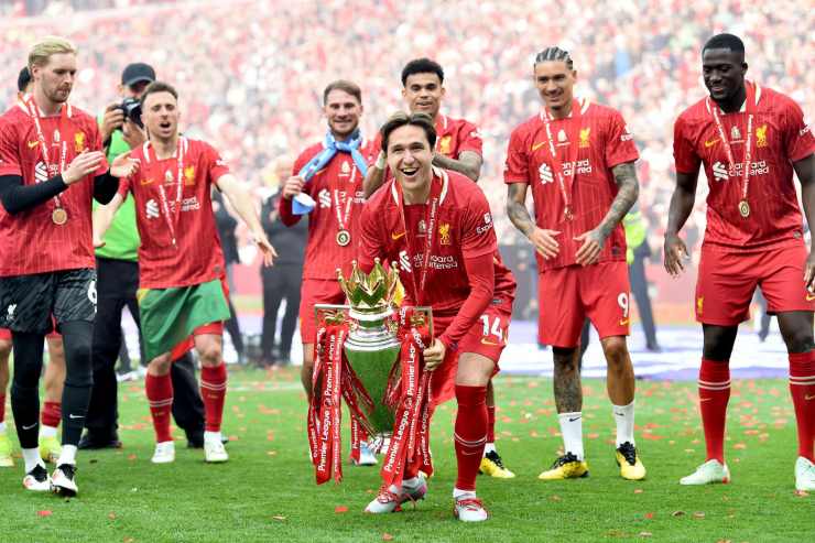 Federico Chiesa con la coppa della Premier League