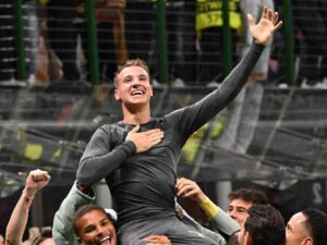 Francesco Camarda esulta dopo il primo gol con la maglia del Milan, che poi purtroppo gli fu annullato