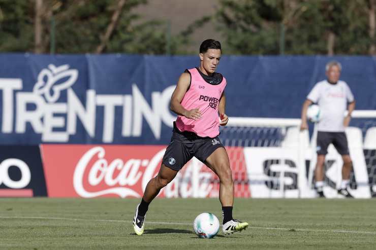 Giacomo Raspadori in allenamento con il Napoli a Dimaro