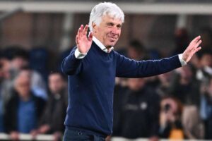 Gian Piero Gasperini saluta