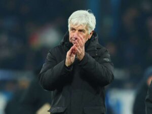 Gian Piero Gasperini applaude il suo pubblico