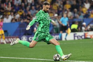 Gianluigi Donnarumma impegnato in un rilancio
