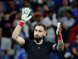 Gianluigi Donnarumma saluta i tifosi