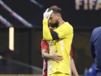 Gianluigi Donnarumma sconsolato con il volto fra le mani