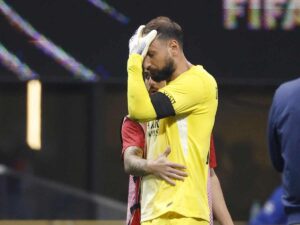 Gianluigi Donnarumma sconsolato con il volto fra le mani