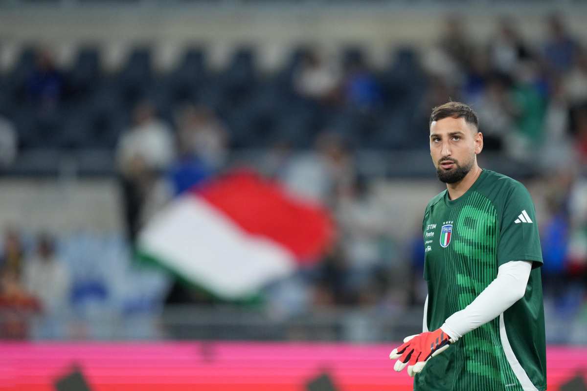 Gianluigi Donnarumma guarda in tribuna sconsolato