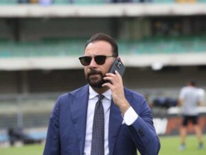 Giovanni Manna ds del Napoli mentre parla al telefono