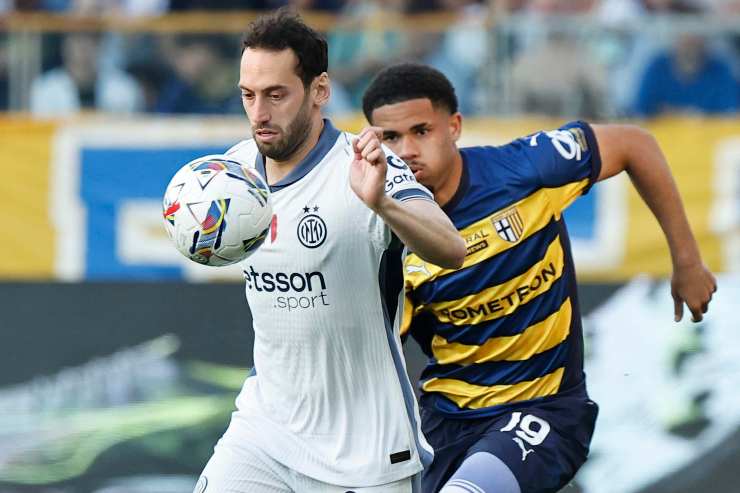 Hakan Calhanoglu in azione in campionato con l'Inter