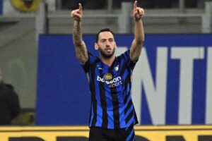Hakan Calhanoglu con la maglia dell'Inter esulta dopo un gol