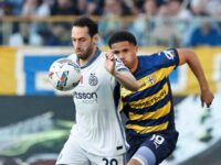 Hakan Calhanoglu affronta Simon Sohm del Parma