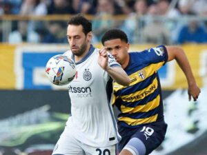 Hakan Calhanoglu affronta Simon Sohm del Parma