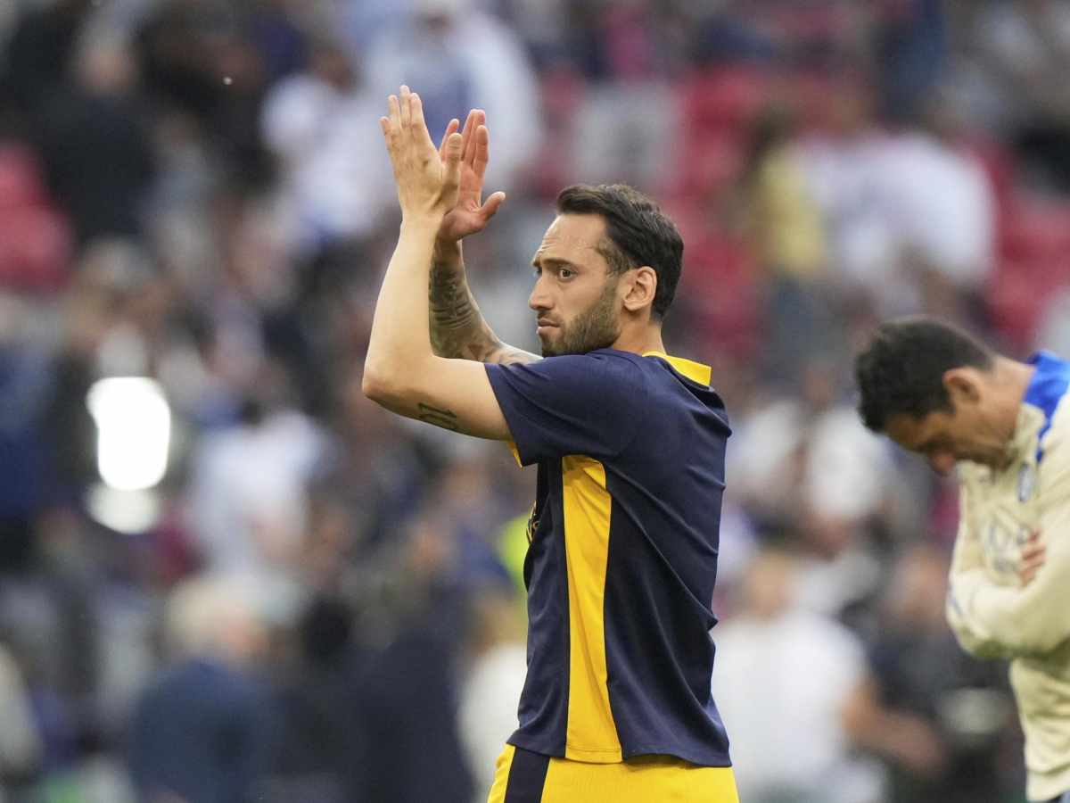 Hakan Calhanoglu applaude i tifosi dell'Inter