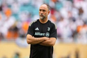 Igor Tudor, braccia incrociate e sguardo perplesso