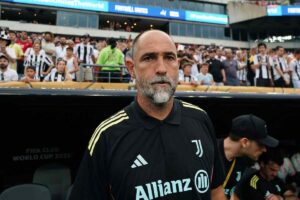 Igor Tudor in primo piano pensieroso