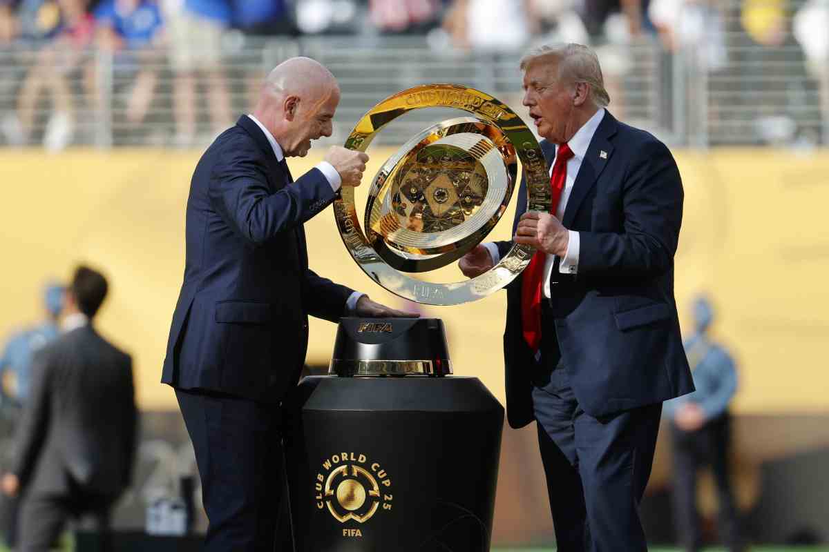 Infantino e Trump con la coppa del Mondiale per club
