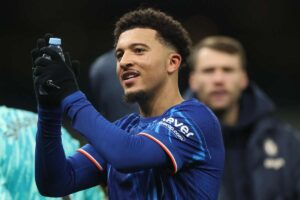 Jadon Sancho applaude