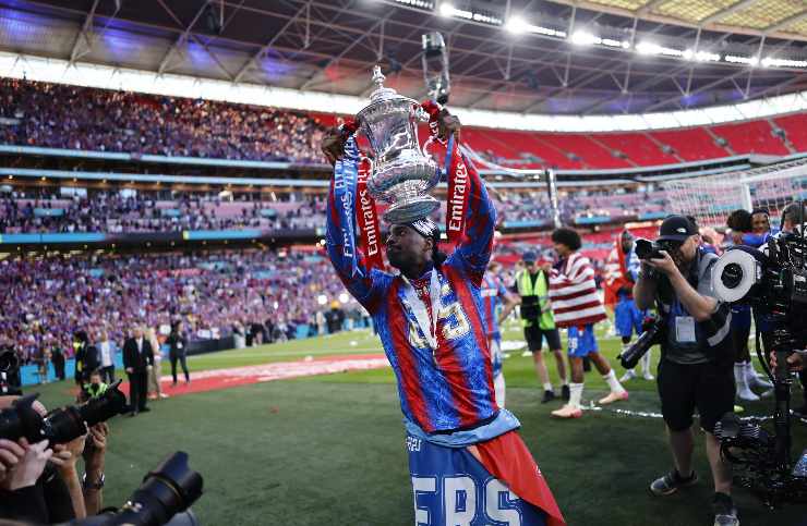 Jean-Philippe Mateta festeggia la vittoria della FA Cup