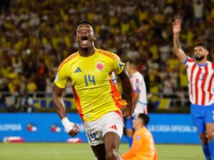 Jhon Duran esulta dopo un gol con la maglia della Colombia