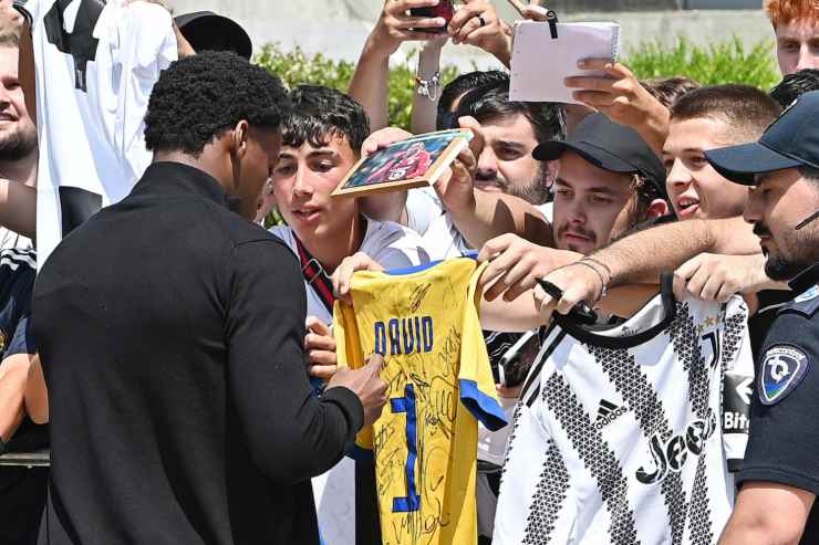 Jonathan David coi tifosi della Juventus prima delle visite mediche