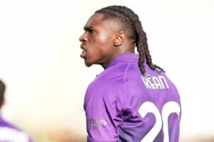 Moise Kean esulta in campo
