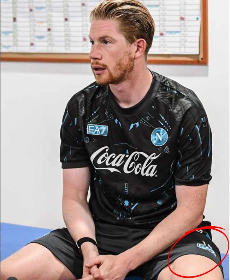 Kevin De Bruyne nella sua prima immagine con la divisa di allenamento del Napoli e i pantaloncini con il numero 10 