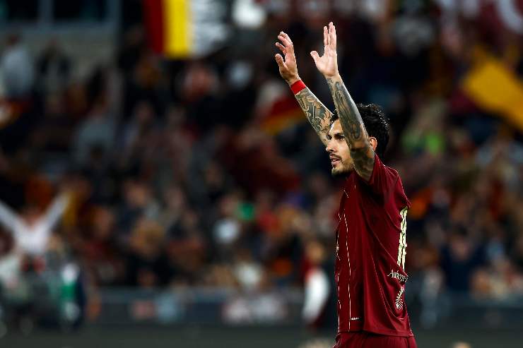 Leandro Paredes saluta i tifosi