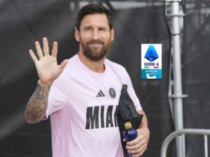 Lionel Messi saluta i tifosi con la maglia del Miami