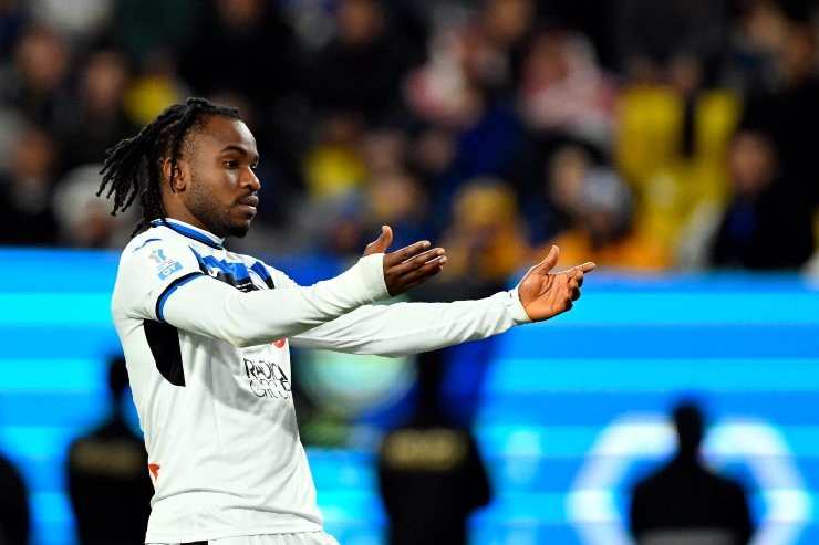 Lookman in campo a braccia aperte