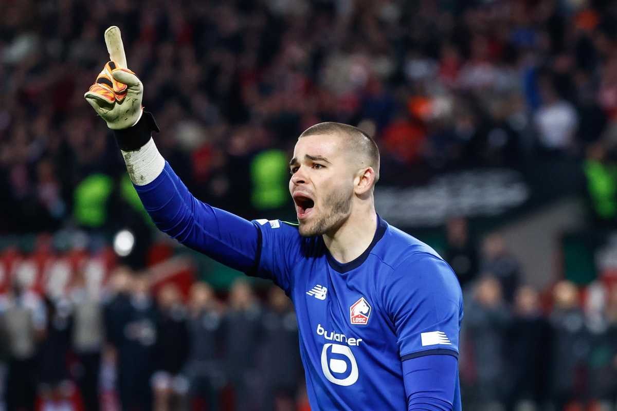 Lucas Chevalier esulta con la maglia del Lille