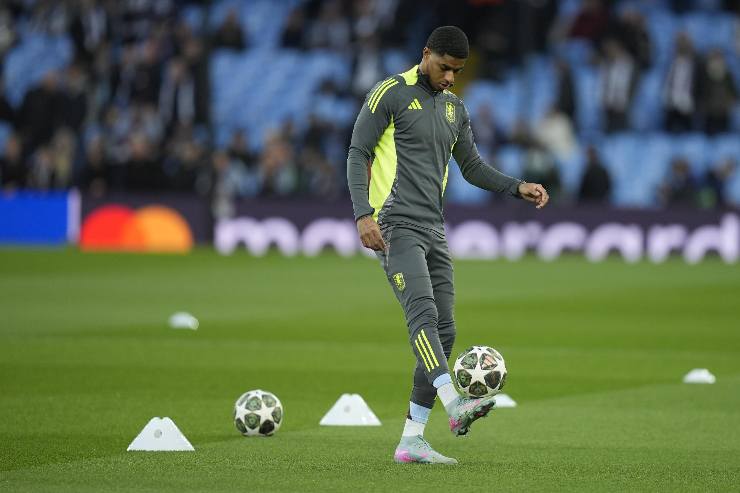 Marcus Rashford palleggia a metà campo
