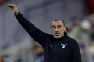 Maurizio Sarri dà indicazioni