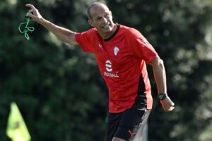 Max Allegri dà indicazioni in allenamento