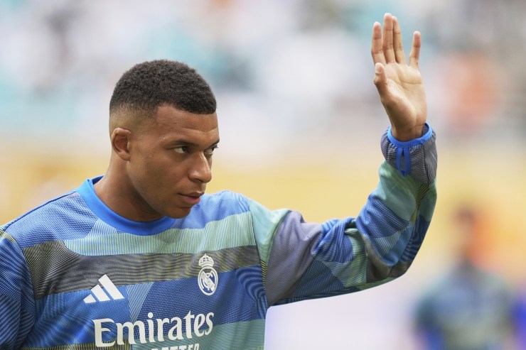 Mbappé saluta tutti in campo 