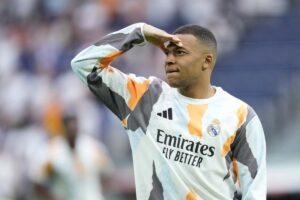 Mbappé cerca i tifosi in tribuna