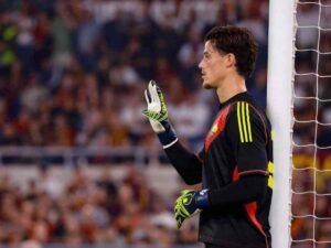 Mile Svilar posiziona la barriera su un calcio di punizione