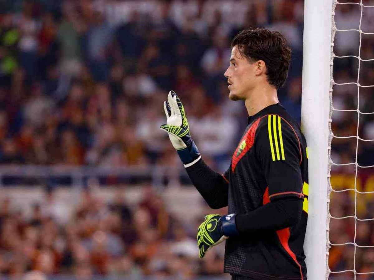 Mile Svilar posiziona la barriera su un calcio di punizione