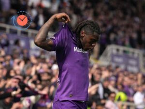 Moise Kean indica la sua maglia ai tifosi della Fiorentina