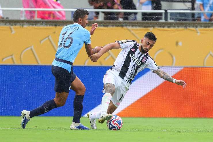 Nico Gonzalez in azione contro il Manchester City