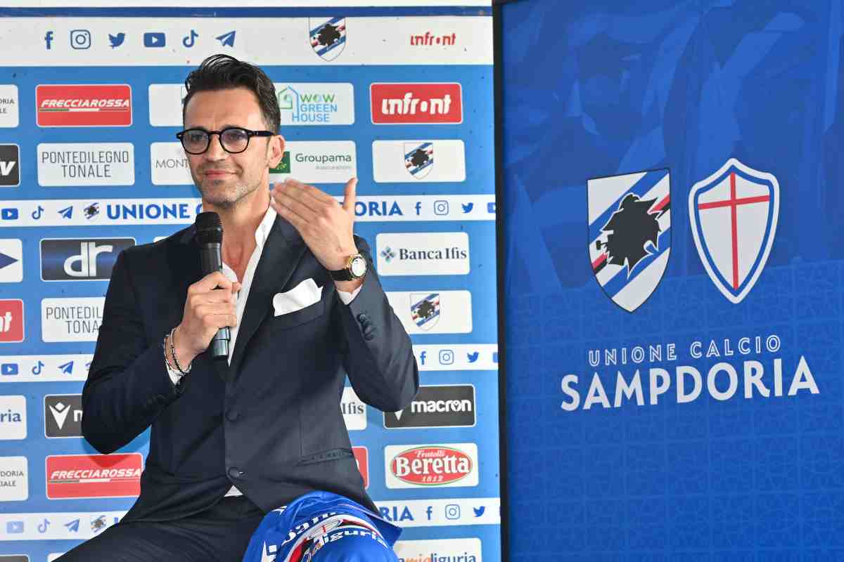 Nicola Legrottaglie in giacca durante la presentazione con la Sampdoria 