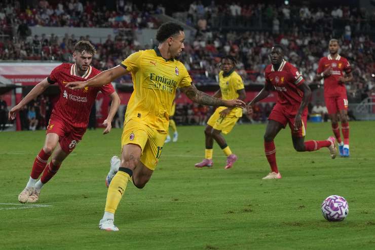 Noah Okafor in azione contro il Liverpool