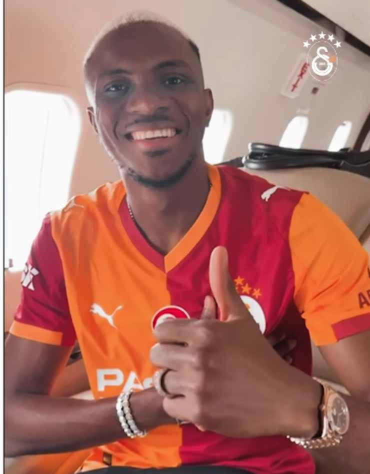 Osimhen felice in aereo con la maglia del Galatasaray