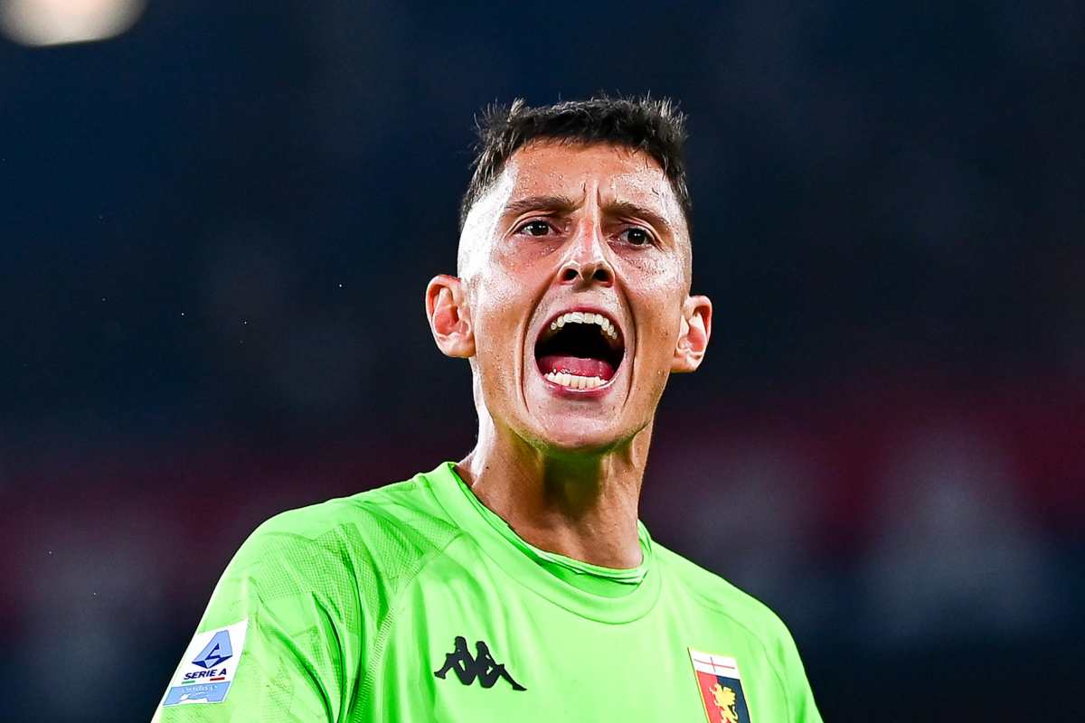 Pierluigi Gollini esulta con la maglia del Genoa