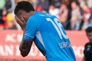 Rafa Marin con la maglia del Napoli si dispera